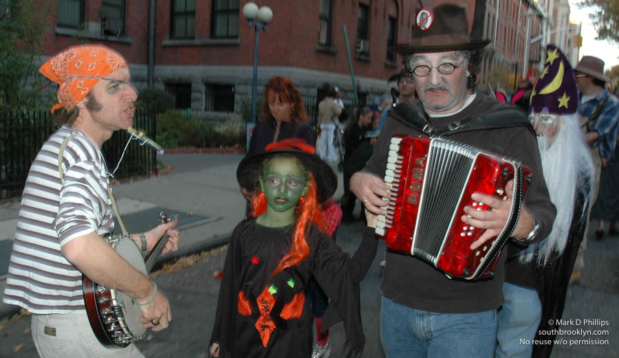 HALLOWEEN PARADE: Dan Zanes, the former front man of the Del Fuegos and now Grammy award-winning children's performer, leads The Cobble Hill Park Halloween Parade  in 2004. ©Mark D Phillips